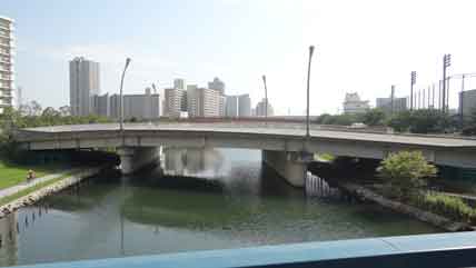 虹の橋 虹橋路駅 - Wikipedia