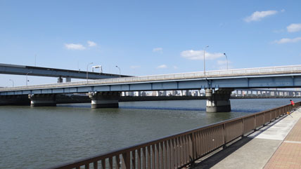国道1号を跨ぐアーチ橋「響橋」｜土木ウォッチング