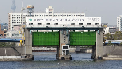 640px-辰巳水門.jpg