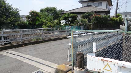 小川にかかる木の橋 畑の小川に架かる木製の橋の写真 – Unsplashの陸の無料画像